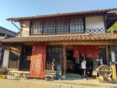 長尾醤油酒店。
吹屋では17時には多くの店は閉店するが、こちらの店はもう少し長く営業しているのでとてもありがたい。地酒や地元の特産を、販売しているがオススメはジビエのソーセージ。こちらも地元の特産、焼いて食べたらくさみもなくとても美味しかった