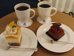 ホテルのレストランでテイクアウトした食後のデザートです
ホテルメイドのケーキは美味しく、人気ですぐ売り切れてしまいます

おやすみなさい。