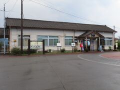 12:56、「湯の前駅前」到着。目の前には、くま川鉄道終着駅「湯前駅」が。鉄道の方では「の」が取れます。