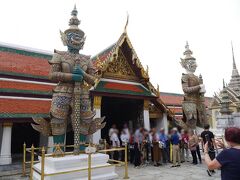 ヤックが守っています