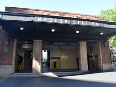 コチラはオーストラリア博物館の近くの駅のミュージアム駅。
この駅はオーストラリアに地下鉄ができた時に作られた駅。
