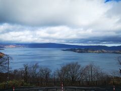 14:36の新幹線なんで八戸方面へ。
高台から十和田湖撮ってみたけど、寒々しい絵。