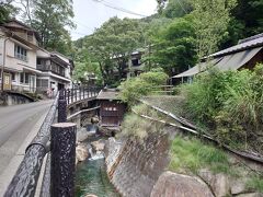 公衆浴場のつぼ湯、今回は時間がなくては入れませんでした
また機会があったら利用したいと思います

つぼ湯の近くにあるバス停からバスに乗って紀伊田辺駅まで戻ります
この時のバス待ちの列も殆どが外国人、熊野古道を歩いている時に見かけたのも殆どが外国人でした
