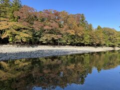 ここで五十鈴川の水で手を洗ってお清めができます。