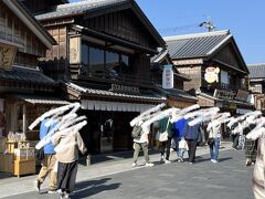 すでに数件食べ歩きしてた友人と合流。

昨日の夕方のガラガラ通りの後だとめっちゃ人がいる！！って思ってしまう。
スタバも人が多そうでした。