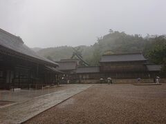 到着するとすぐに大粒の雨が降り始め、豪雨になったので、宝物殿を見学しました。拝殿近くで発掘されたものすごく大きい心柱が展示してありました。