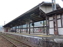 やくもに揺られて約７０分、
新見駅で姫新線に乗り換えです。
この古めかしい感じの駅舎、
昭和感があっていいですねー。

そして恐ろしいのが、
この姫新線、始発の津山駅発の列車が１日８便。
朝夕でも次の列車まで、
平気で２～３時間開くので、
絶対に乗り遅れできません。