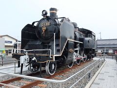 単線の姫新線に揺られること１００分、
ようやく目的地：津山駅に到着。
鉄道の町らしく、
駅前にはＳＬが飾られていました。
迫力があってかっこいー！！