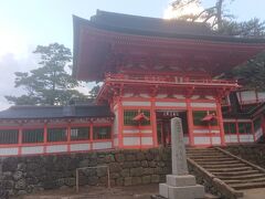 出雲大社を後にして海際の道を20分ほどのドライブで日御碕神社に到着しました。なんとか5時前に到着し、社務所で書置きの御朱印いただきました。楼門、拝殿、本殿、回廊と朱色が美しい神社でした。