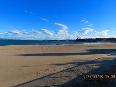 青い空に広い砂浜だ！