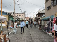 少し遅めにチェックアウトして、勝浦市街に。
勝浦には何回もお邪魔していますが、勝浦朝市は初めて来ました。
が、時間も10時近くと遅かったためでしょうか、なんか閑散としてました。。。。