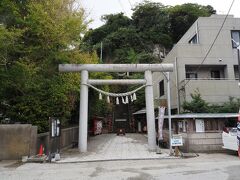 朝市は早々に切り上げて「遠見岬神社」を参拝することに。
意外と地味な鳥居がお出迎え。