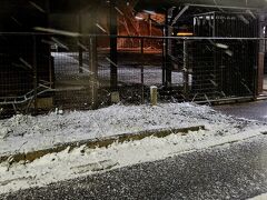 これは贄川駅。
雪を見られるなんて！
紅葉を見に来たのに！笑
でも嬉しいです。

積もるほどでもないので、明日の電車も問題ないでしょう。