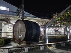 塩尻駅に着いたら雪はもうやんでいました。
駅前のワイン樽。
そうか、この辺はワイン作っているのか。
駅中にワインを出しそうなビストロ風のお店もありました。
