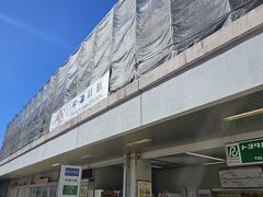 中津川駅外観。
実はこの写真は翌日の午前中に撮影したもの。
もう車窓は真っ暗で見えません。
ここから塩尻まではE313系の車両になります。
嬉しい転換クロスシートであります。
やっとビール飲める！
お腹もすいていたし、ここからまだ2時間くらい乗るので2缶いってしまいました。
1両に3人しか乗ってなかったから問題なし。

