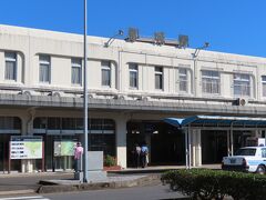 駅舎の左右を探しましたがありません。駅前にあると思い込んでいましたが、駅から少し離れた所だったのです。