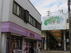 道路にミンサー模様が入ってた。この前は気づかなかったな。
しかし公道に道路標識以外ペイントして問題ないのかしら？
看板はリニューアルしたみたい。前はもっとハデだった気がする。
お宿はこの奥の激安ゲストハウス。
今回はコロナで不安だったので、個室を奮発しちゃったよ。
コロナで観光客激減中のため、かなり割安料金になっていたので
個室でもギリギリOKな金額だった。