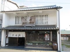 坂見輝月堂
漆喰と瓦屋根の店構えがシックで引き寄せられました。
最中や栗饅頭が名物らしい。