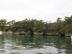 松島に着きました。
昼どきです。当然生ガキ焼きガキをと思っていたのですが、なんとカキは嫌いだとか言い出す奴がいて、「普通の」食堂へ。蕎麦やらカレーを注文する人たちの横でカキフライ定食を頂きました。

五大堂を経由して観光船乗場に向かいます。