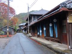 軒先に掛けられたのれんが歴史を感じさせてくれます。