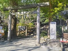 さて、来た坂道を上り、源氏山公園の先にある葛原岡神社に向かいます！
http://www.kuzuharaoka.jp/

こちらは出世や縁結びのとのことで、銭洗弁財天に向かう途中に案内板があったので気になったので、来てみました！
祀られてるのは日野俊基公とのこと。お恥ずかしいながら、詳しく知らない方だったので調べると、南北朝時代、後醍醐天皇に仕えた方とのこと。

境内には縁結びのハートの絵馬がいっぱい。
御朱印もいただきました！！
