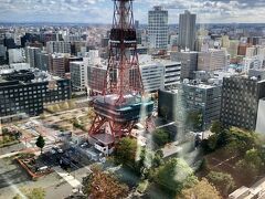 ちょっとレアな場所！
大通公園から通りをはさんで、向かい側に札幌市役所があります。そこの階上にある展望回路は、無料で上がることができます。
南の方角には、テレビ塔と大通公園が見えます。