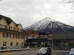 ここはシュピーツ駅、背後に見えるのは二ーセン山です