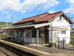 13:52「日向大束駅」、典型的な国鉄時代のままのいい木造駅舎です。このまま維持されることを願ってます。