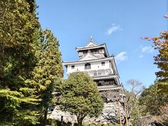 ロープウェイ駅からはかなり歩きました。山道と舗装された広い道がありました。途中まで広い道を通り、途中から山道に変更。
お～、お城が見える～