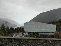 で、空港にバスで戻り、天気が悪いので タクシーで"Mendenhall Glacier Terrace View"へ (空港から往復40USD). 
(天気が良ければ最寄りのバス停から30分くらい歩く予定でした)