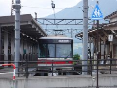 駅が見えてきました。湯田中駅です。