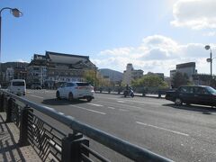 四条大橋・京都市を流れる鴨川に架かる四条通の橋。四条通の東の先は祇園、八坂神社、鴨川西岸には先斗町、四条河原町がある。京都を代表する繁華街を結ぶ橋であることから、人通りが多い。アニメ「舞妓さんのまかないさんのロケ地」です。その他、いろいろなアニメ作品に登場します。
観光客がよく利用する橋です。四条大橋を渡ろうと歩いていたら橋の手前で道を聞かれた事があります。今、来た道だったので、答えることができたのを、覚えてます。