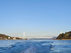 豊島と上蒲苅島を結ぶ豊島大橋。この島々を結ぶ道は「とびしま海道」と呼ばれています。