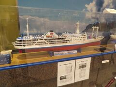 竹芝客船ターミナルに展示されている東海汽船の歴代船舶のモデルシップに注目。
先代さるびあ丸のモデルシップ