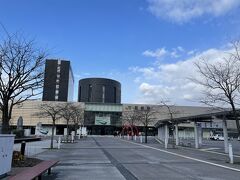 自由市場から市電で函館駅へ。
天気が回復。
これから『はこだて旅するパスポート』で途中下車しながらJRに乗ります。
まずは「はこだてライナー」で新函館北斗駅へ。