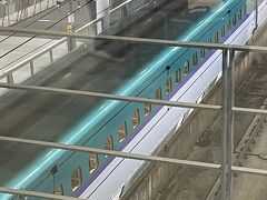 新函館北斗駅の通路から、北海道新幹線が停車してるのが見えました。しかもこの紫色のラインの、JR北海道H5系の車両は初めて見ました。