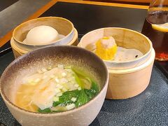 初めてのキャセイラウンジへお邪魔。
雲呑麺うまーい！