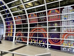 香港には予定よりも30分ほど遅れて到着しました。
やっと来れた香港！
飛行機降りた瞬間に感極まって泣くかな？って思ってたんですが、それはなかったです。

それよりも、ちゃんと入境できますよーに！と祈ってました(^^;

我が家みたいなフツーの一般人が心配する必要は無いんでしょうが、でも、ホラ、色々あるじゃないですか。
いちよう4年前に撮ったヤバめな写真とか、念の為全部削除してきたんです。
(後で復活できますし）