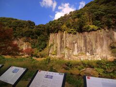 最初の訪問地は、川辺・清水(きよみず)磨崖仏群（岩屋公園）
前から行きたかったところ。
公共交通機関で行くには不便な場所なので行けることに感謝である。

万之瀬川沿いに、高さ20m・幅400mにわたり
五輪塔など仏塔を中心に202基が刻まれている。