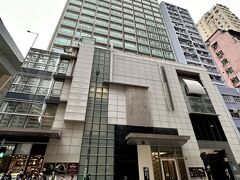 香港駅に到着し、そこからは的士でホテルに向かいました。

こちらがHotel JEN 香港 by Shangri-Laの外観です。
これは翌日朝に撮った写真です。

場所は香港島の西側、石塘咀になります。
ゆったりとした、ローカルな街の雰囲気が気に入っています。

ホテルのすぐ近くにはMTRの駅やトラムステーションがあるし、コンビニやスーパー一田、welcomもすぐ側にあってとても便利です。
美味しい食べ物屋さんも見つかります。