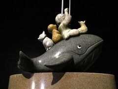 クジラに乗った桃太郎と猿・雉・犬