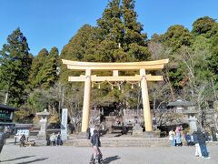 雷滝を見に行った後は戸隠神社に行きます。
北信と言えば戸隠神社！
戸隠神社も再訪でしたが、相変わらず迫力のある鳥居です。
月曜日なのに結構人がいました