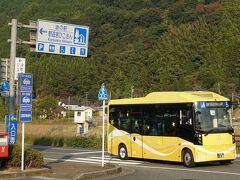 　道の駅・観遊舎ひこさんから、日田彦山線ＢＲＴ「ひこぼしライン」の旅を再開します。今度は黄色の電気バスがやって来ました。
　１本前のバスは、続行便がなければ満席超になるほどの混雑で心配していましたが、全員座れてほっとしました。
