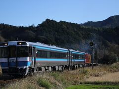 列車交換で停車していた