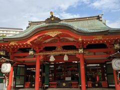 翌朝8時、宿をチェックアウトし駅に向かう途中で生田神社に参拝します。生田神社は「神功皇后以来の歴史を有する神社で（中略）現在の神戸市中央区の一帯が社領であり、これが「神戸」という地名の語源となる。」（Wikipedia）とあるように生田の神を守る家、神戸(かんべ)が神戸の由来となります