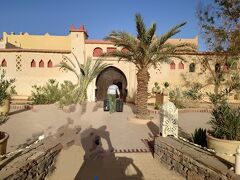 Kasbah Mohayutは砂漠の目の前にあるカスバ（ホテル）。
当初ツアーで予定されていた宿泊施設はメルズーガの街中だったようなのですが、シマリスさんの旅行記でこちらのホテルのことを知り、どうしても泊まりたくなり、こちらに変更していただきました。
イメージしていた通りの素敵なカスバです(´▽｀)