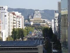 姫路駅
姫路駅の新幹線上りホームから望む姫路城。
近い様に見えるが、それなりの距離がある。