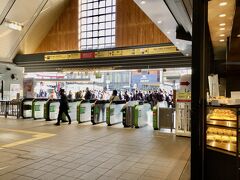 鎌倉駅　改札を出て右にあるバス停五番乗り場へ行く。