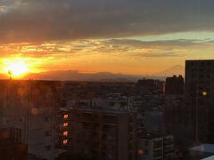 ホテルに戻るともう陽が暮れていた。富士山のシルエットが夕陽をバックに染まっていた。数日でも毎日「富士山」が見えるなんて!　幸せ！