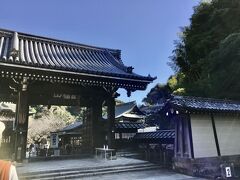建長寺総門。巨福門ともよばれ昭和18年(1943)に京都の般舟三昧院から移築。総門としては鎌倉随一の規模という。